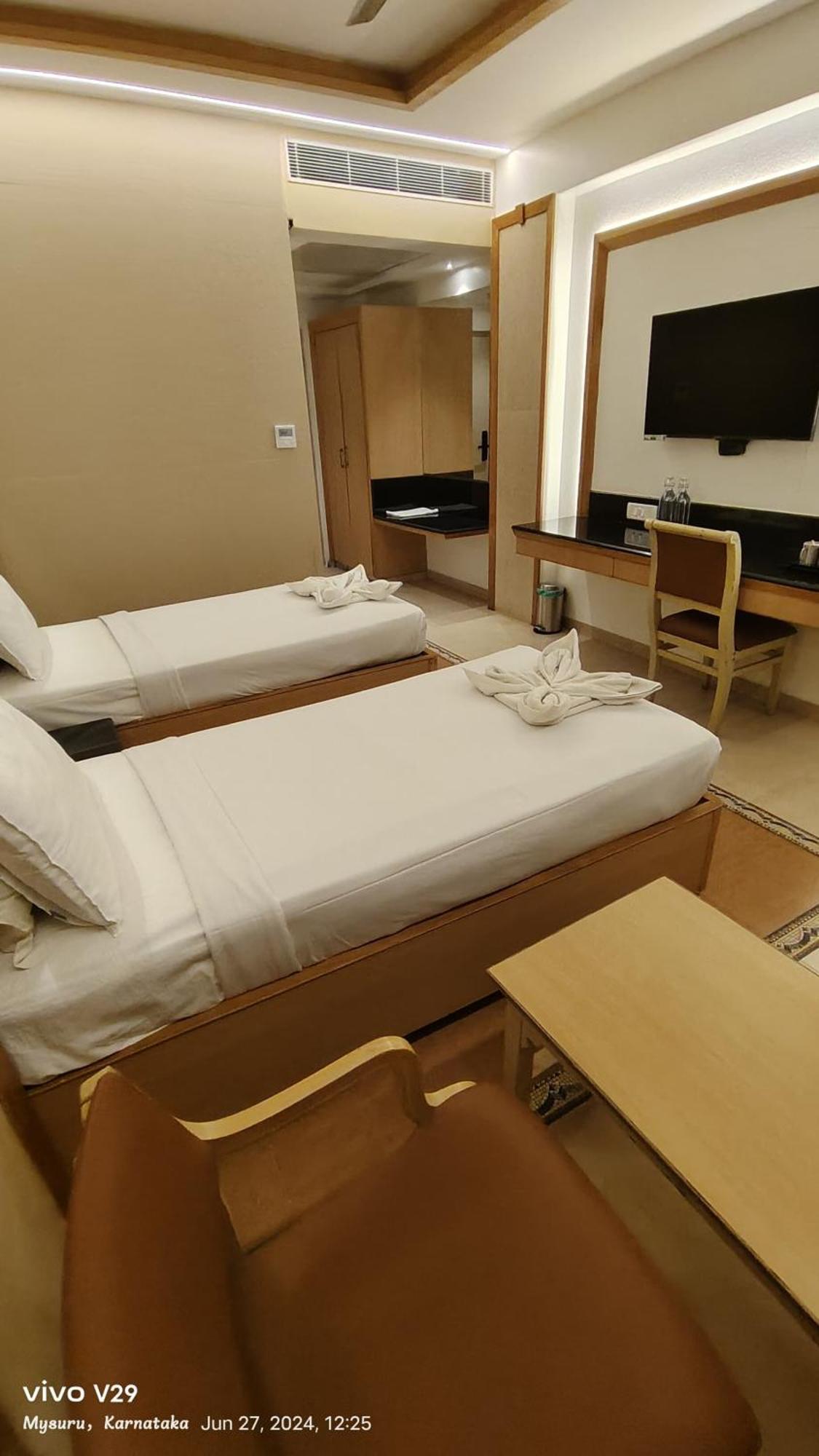 Hotel Roopa Májszúr Kültér fotó