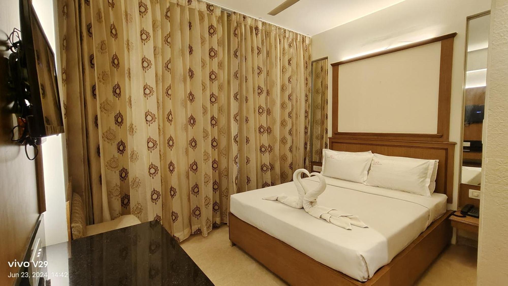 Hotel Roopa Májszúr Kültér fotó